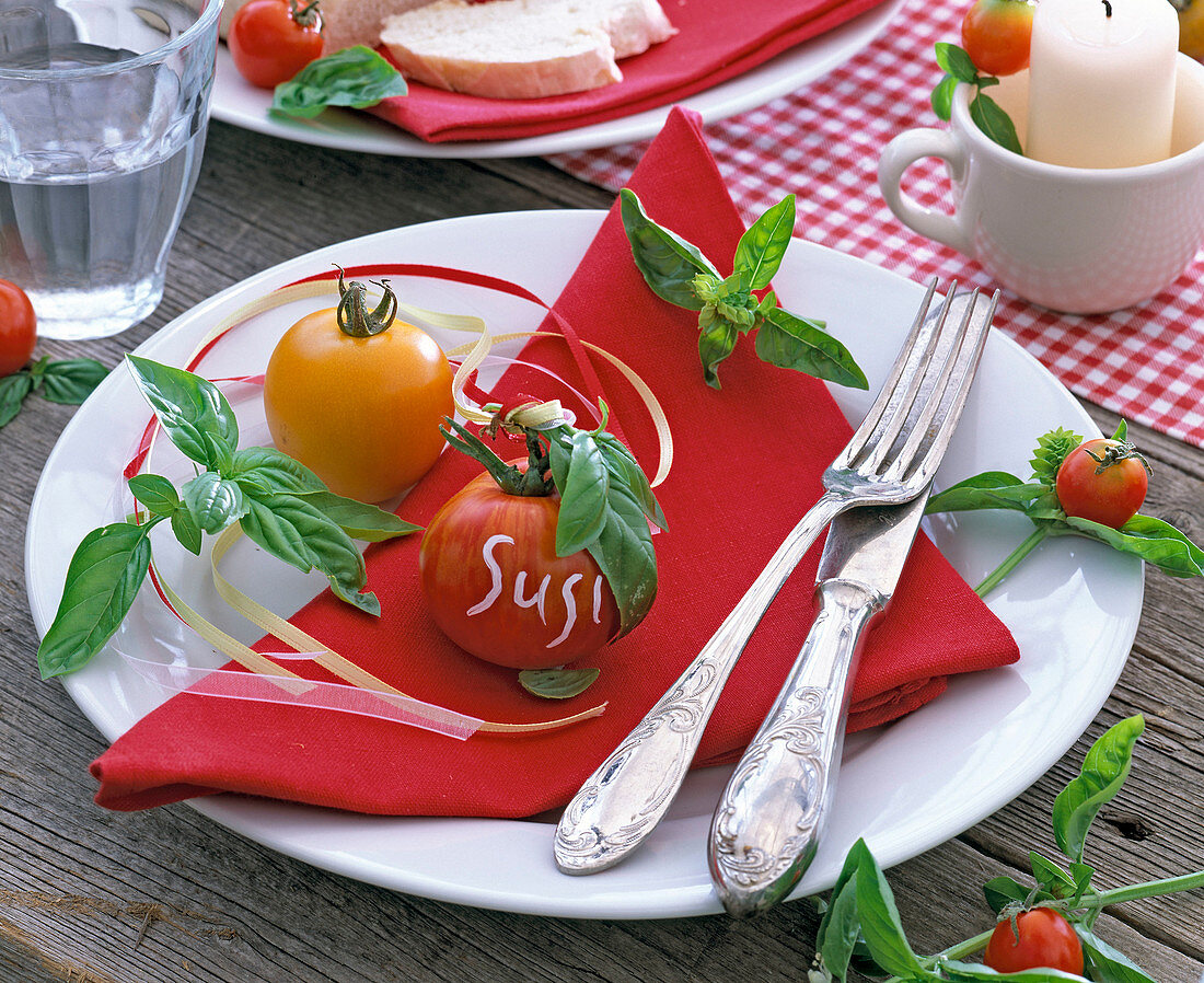 Lycopersicon as name tag 'Susi' on red napkin, Ocimum