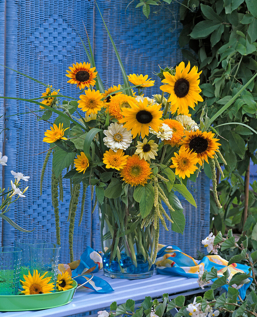 Spätsommerstrauß mit Helianthus (Sonnenblumen), Amaranthus