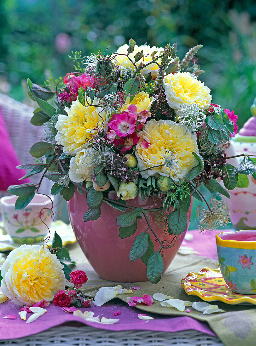 Spätsommerstrauß mit Rosa (Englische Rosen, Bodendeckerrosen)