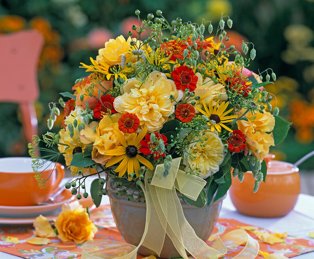 Spätsommerstrauß mit Rosa (Rosen, Blüten und Hagebutten), Rudbeckia