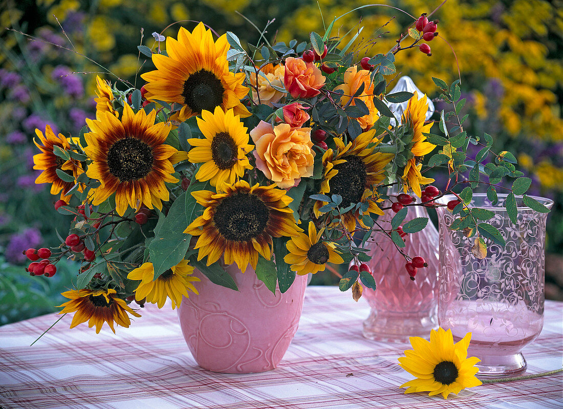 Strauß mit Helianthus (Sonnenblumen), Rosa (Rosenblüten und Hagebutten)