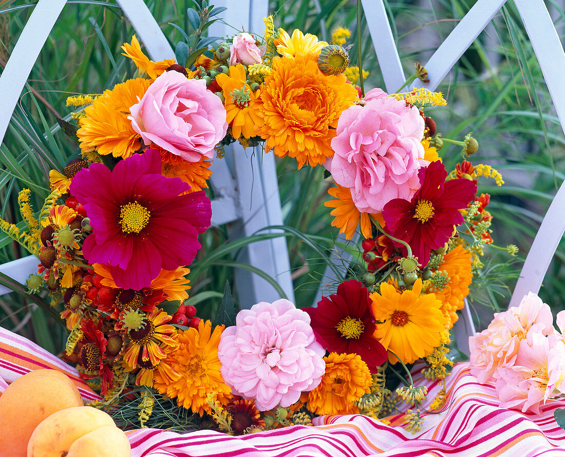 Kranz aus Blüten von Rosa (Rosen, rosa), Calendula (Ringelblumen), Cosmos