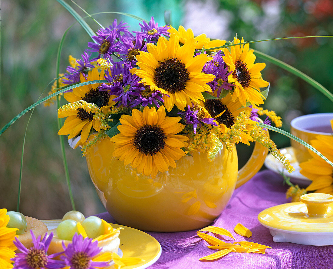 Spätsommerstrauß mit Helianthus (Sonnenblumen) und Aster