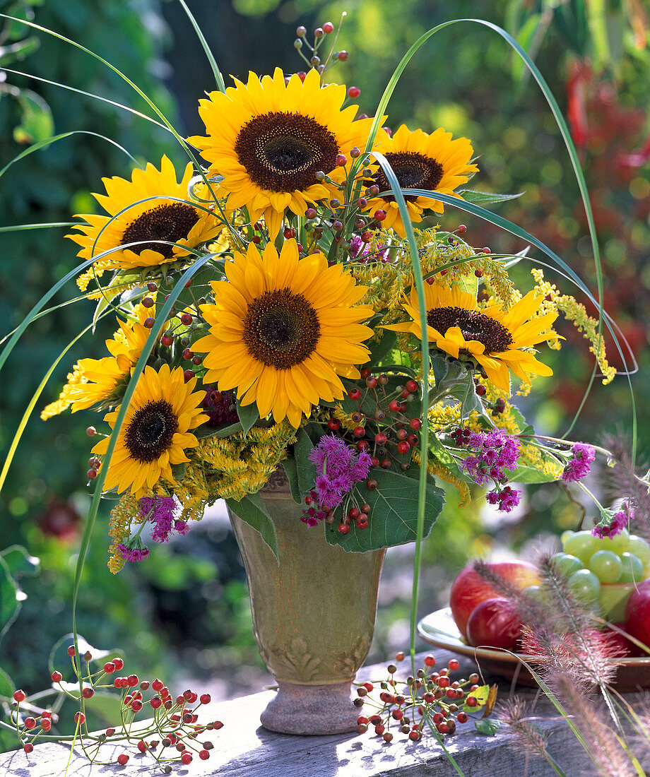 Spätsommerstrauß mit Helianthus (Sonnenblumen)