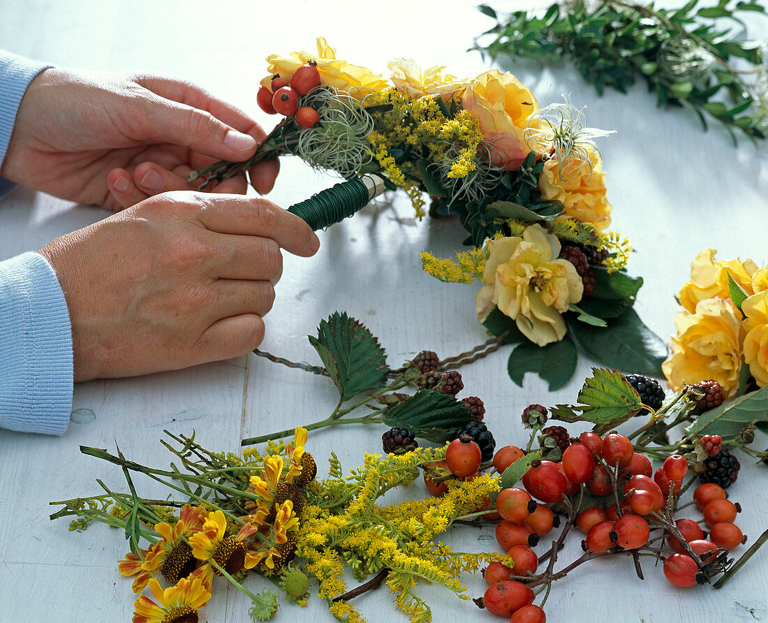 Kranz mit gelben Rosen: 2/3