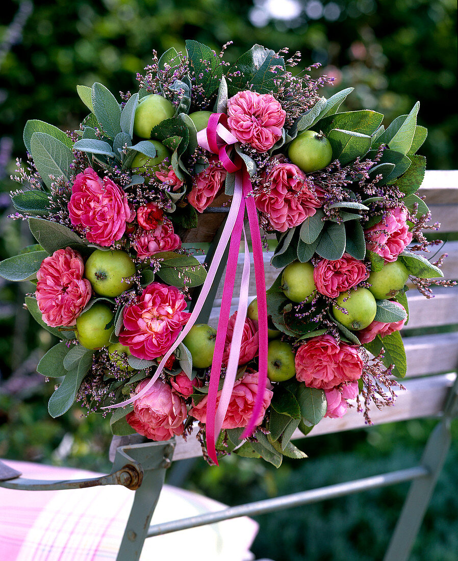 Rose-apple-sage wreath (3/3)