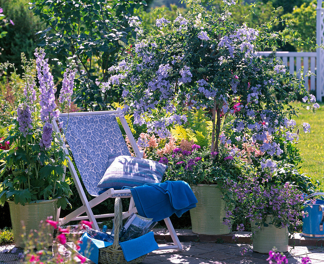 Blaue Terrasse mit Klappliegestuhl