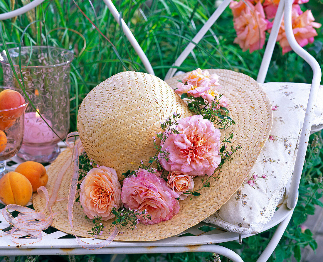 Hut dekoriert mit Blüten von Rosa (Rosen)