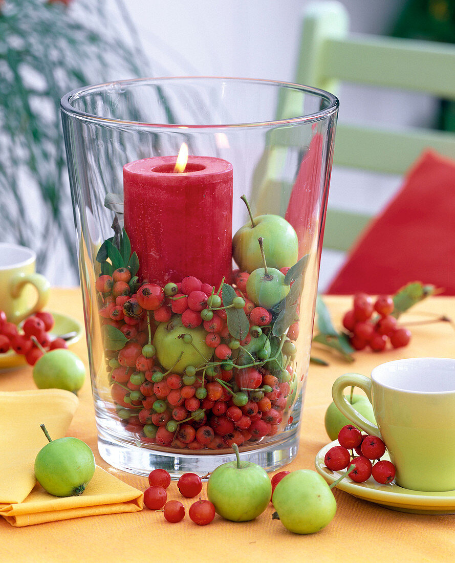 Windlicht mit Beeren und Früchten