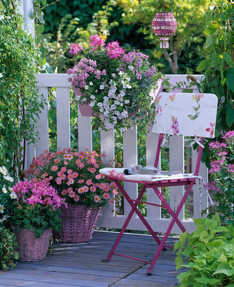 Kleiner weiß-rosa Balkon