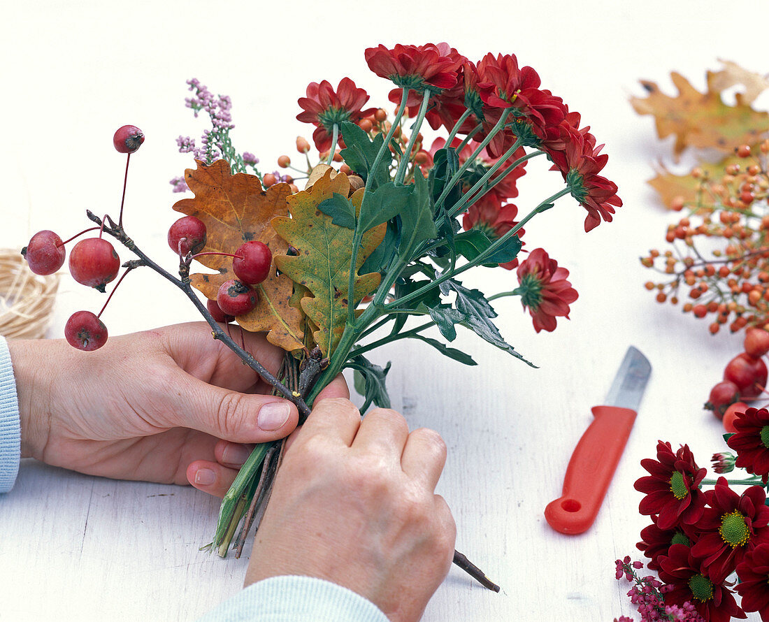 Rose hip chrysanthemum bouquet (2/3)