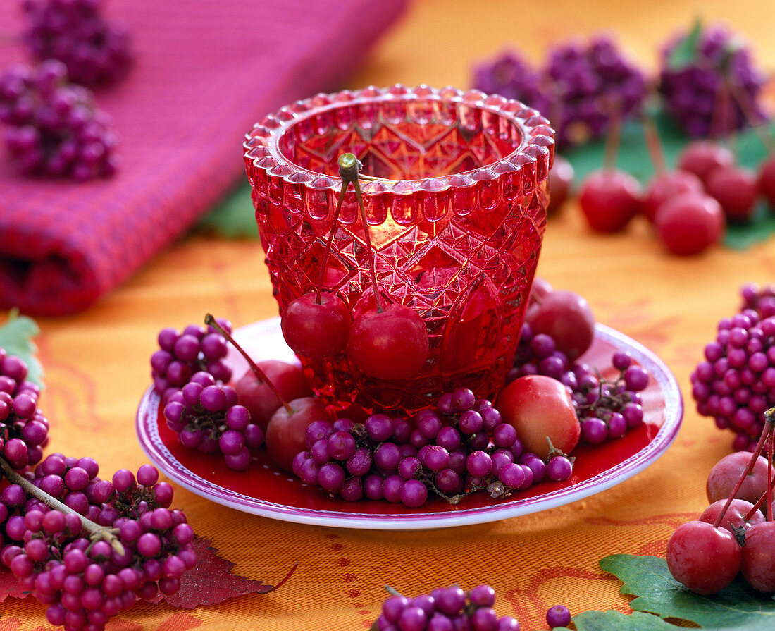 Windlicht mit Beeren und Früchten