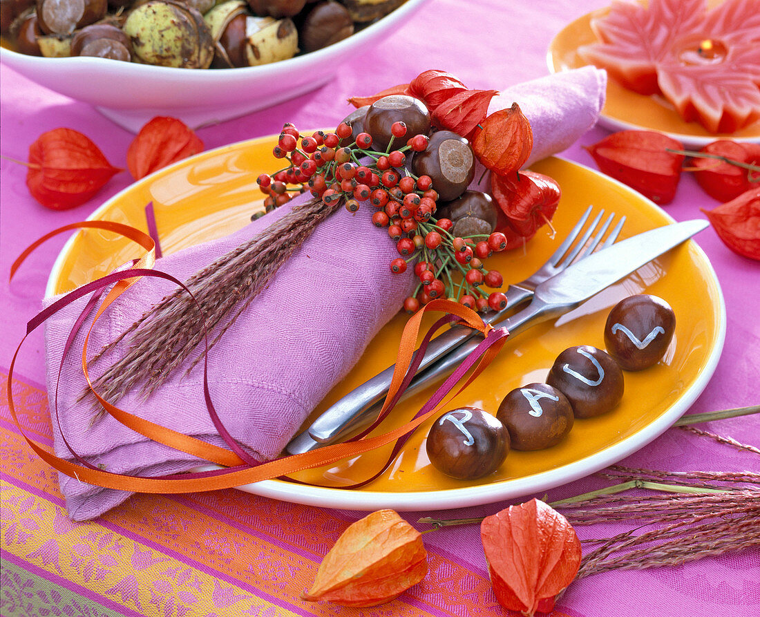 Napkin decoration with berries and fruits