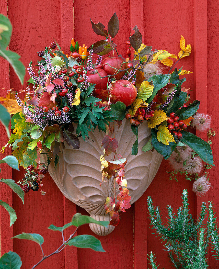 Herbstliches Gesteck mit Beeren, Früchten und Herbstlaub