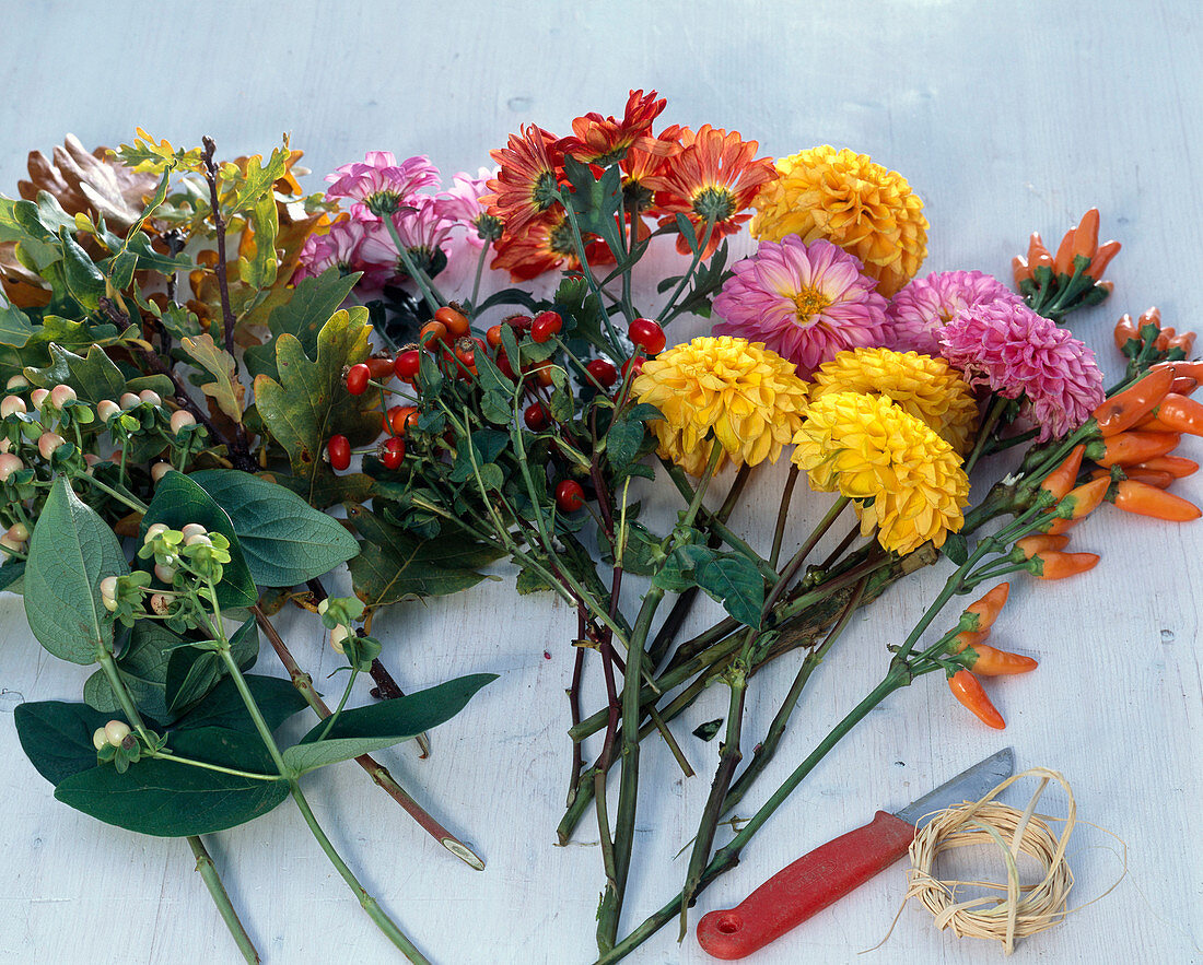 Autumn bouquet with dahlias (1/3)