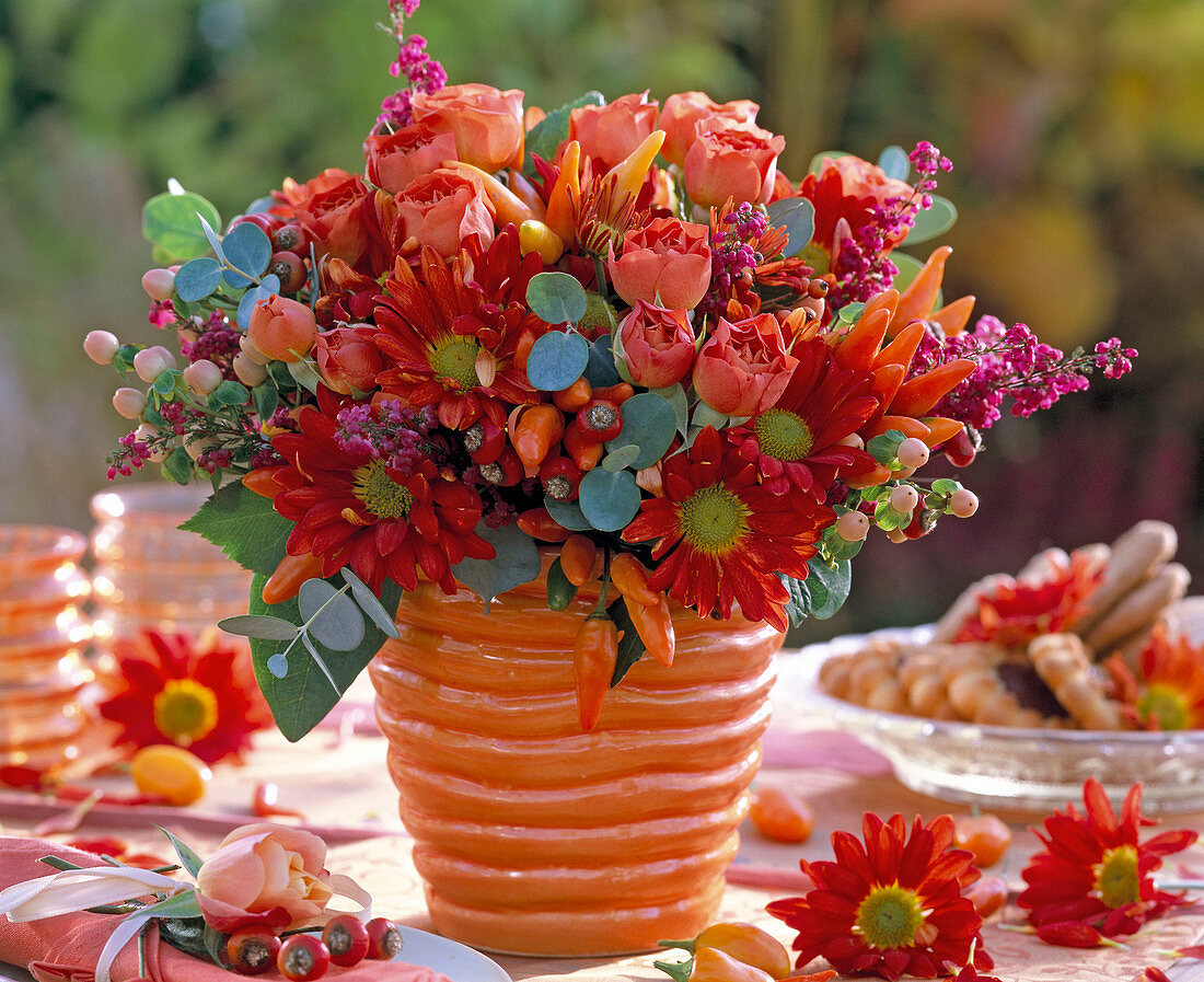 Strauß aus Chrysanthemum (Herbstchrysanthemen), Rosa (Rosen und Hagebutten)