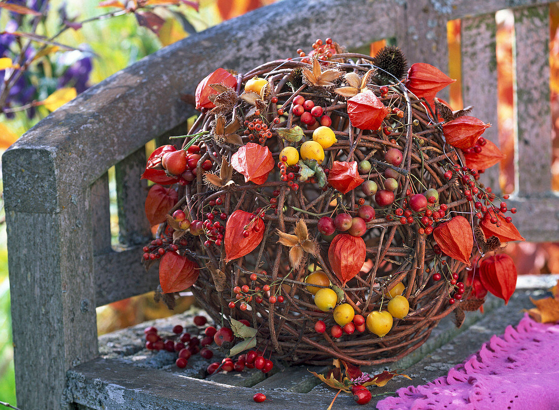 Round cushion of Salix (willow branches) with Physalis (lanterns)