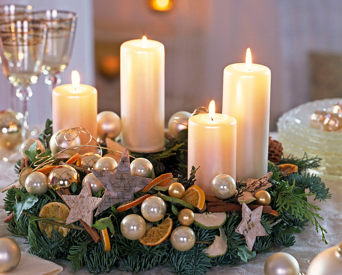 Adventskranz mit weißen Kerzen, Kugeln, … – Bild kaufen – 12142159 ...