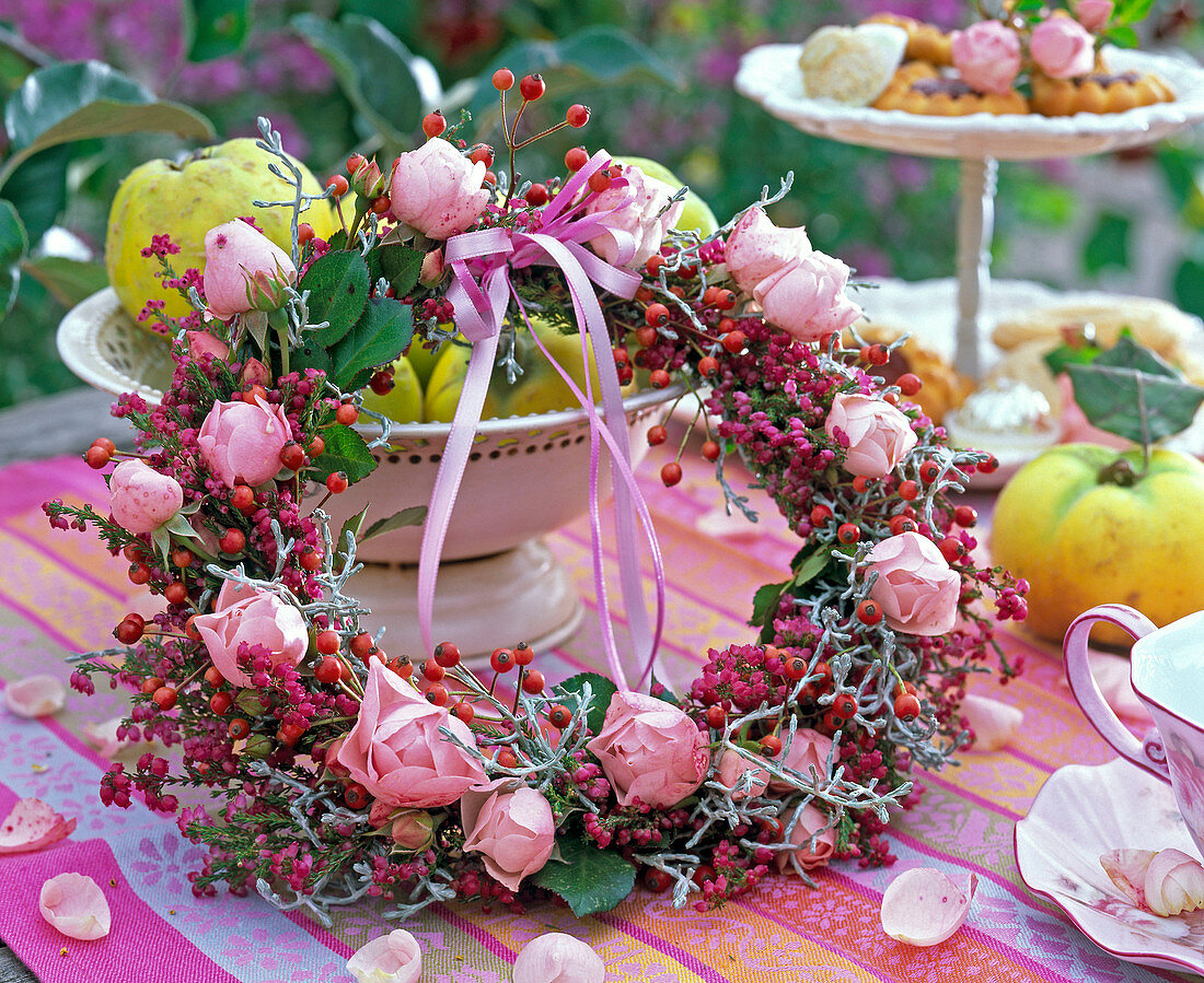 Kranz aus Rosa (Rosen, Hagebutten), Calocephalus (Greiskraut), Erica