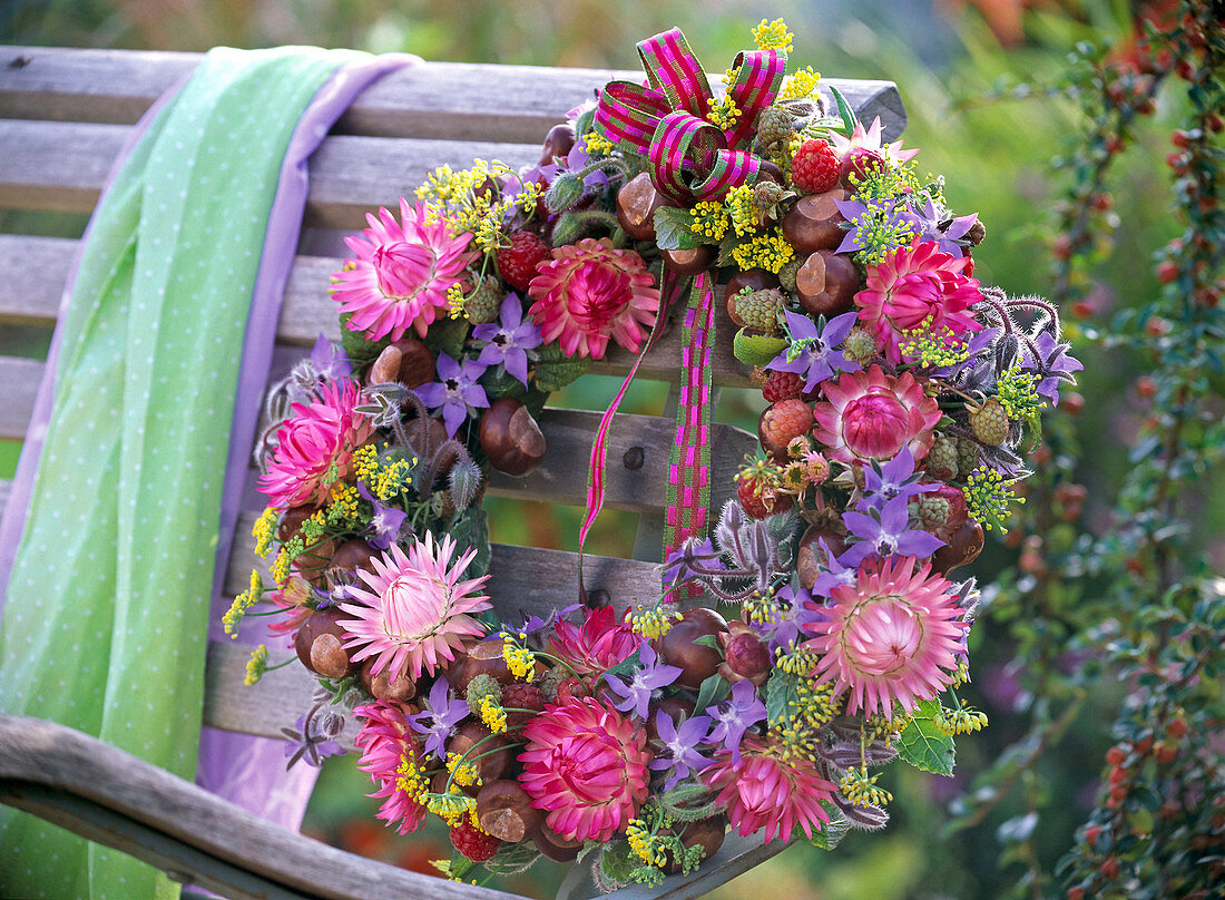 Rose wreath Helichrysum, Borago, Foeniculum