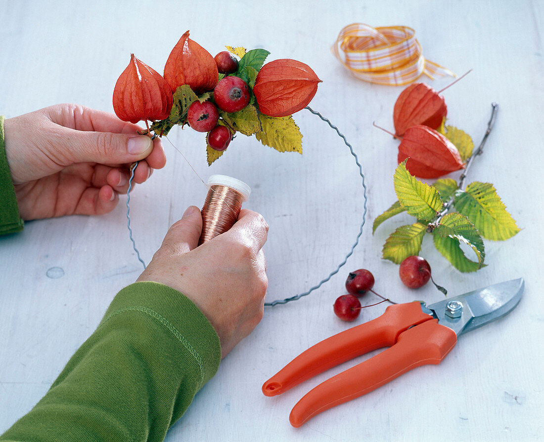 Lantern flowers - ornamental appels wreath