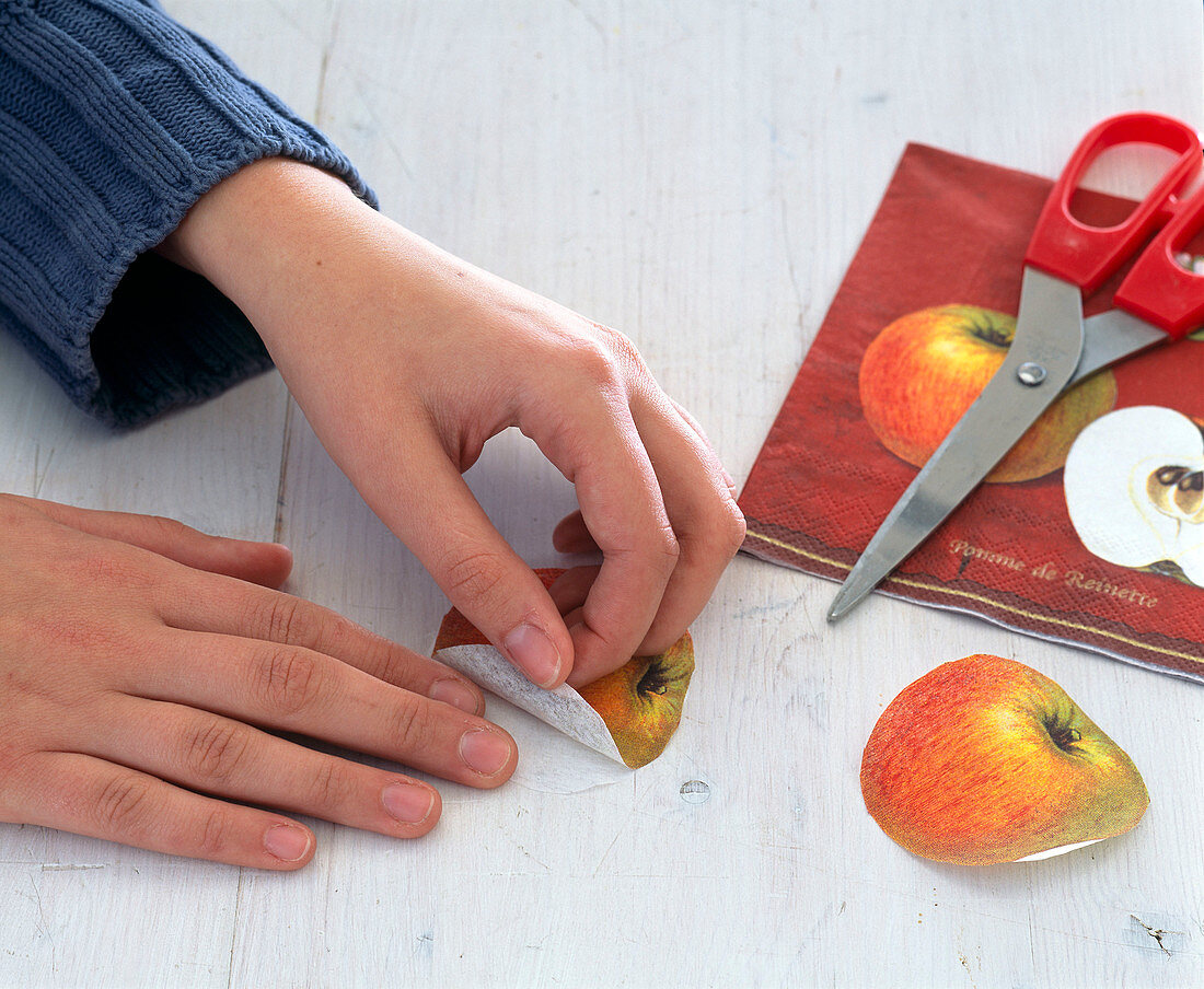 Holzkorb mit Serviettentechnik 'Apfel' (1/3)