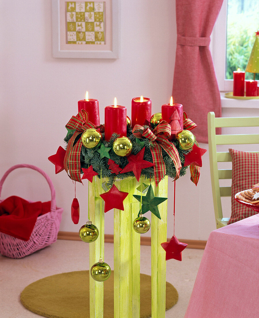 Adventskranz aus Abies (Tanne), geschmückt mit Weihnachtsbaumkugeln, Sternen