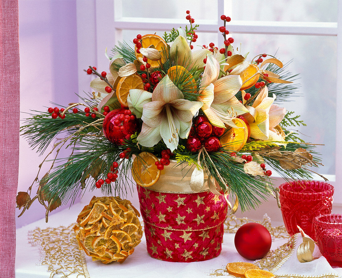 Strauß aus Hippeastrum (Amaryllis), Ilex (Roter Winterbeere)