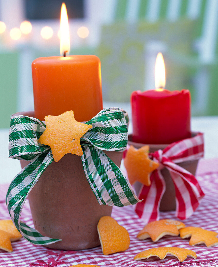 Cutting out orange peel as tree ornament (3/3)