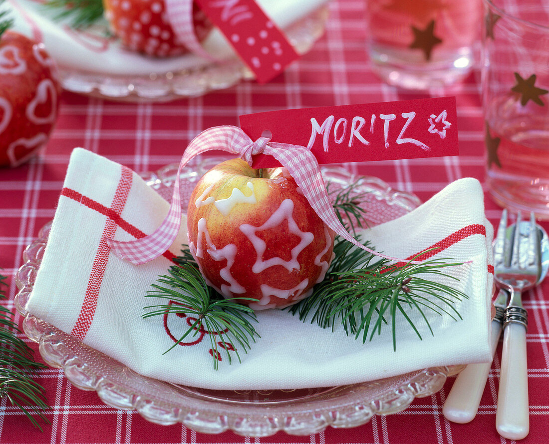 Decorate the malus (apple) with frosting