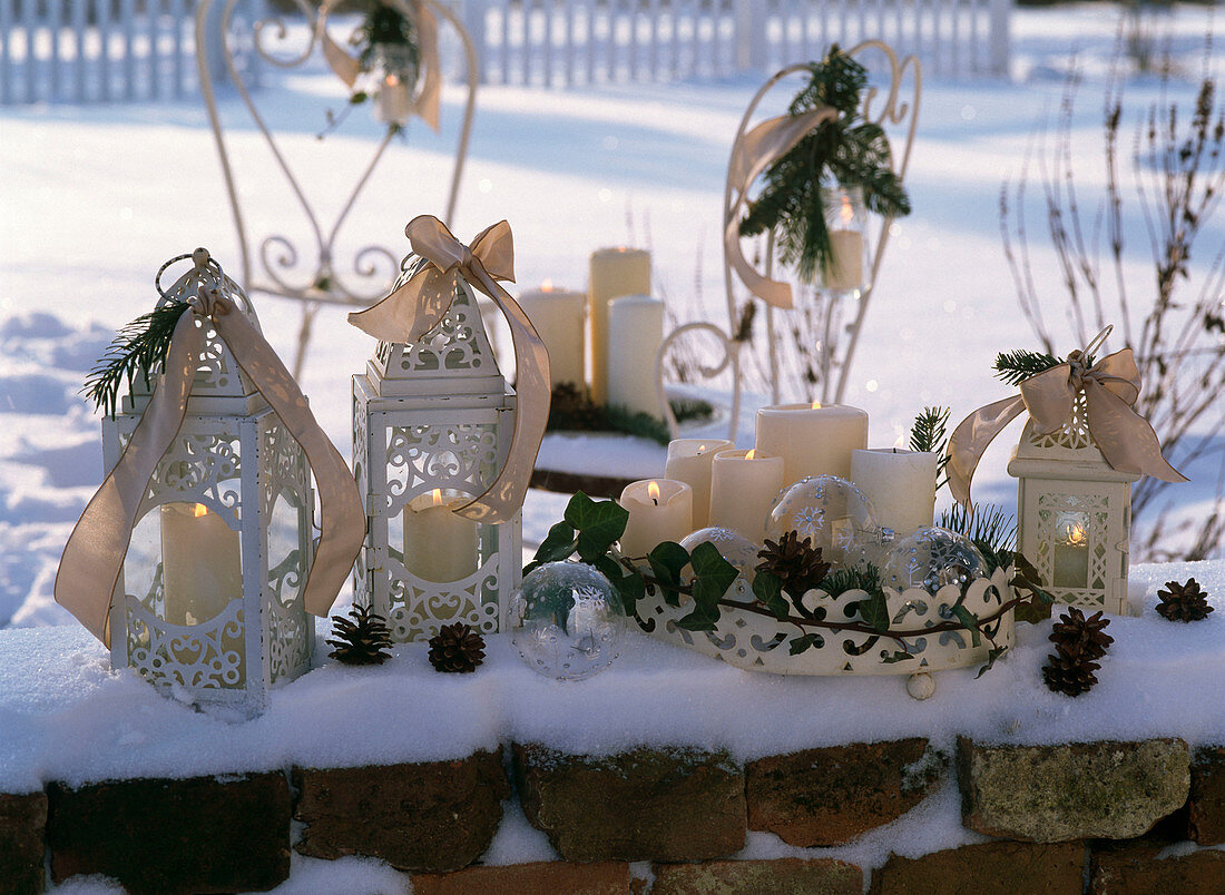 Lanterns with ribbons, tray with candles, tendril of Hedera, glass balls