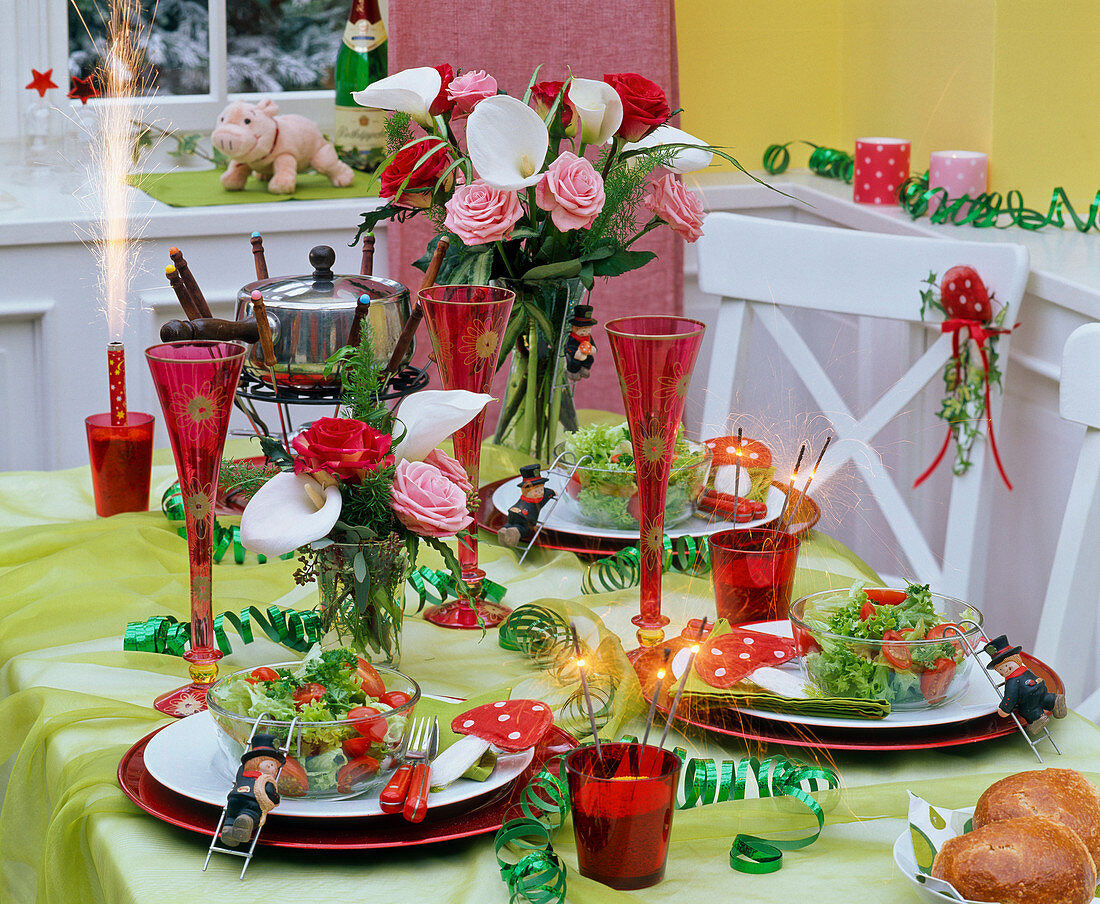 Tischdekoration an Silvester mit Sträußen aus Rosa (Rosen), Zantedeschia