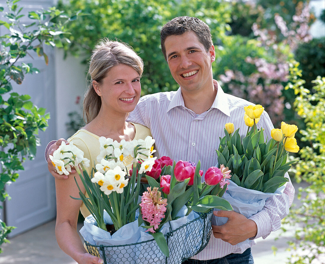 Young couple with Narcissus (Narcissus), Tulipa (Tulips)