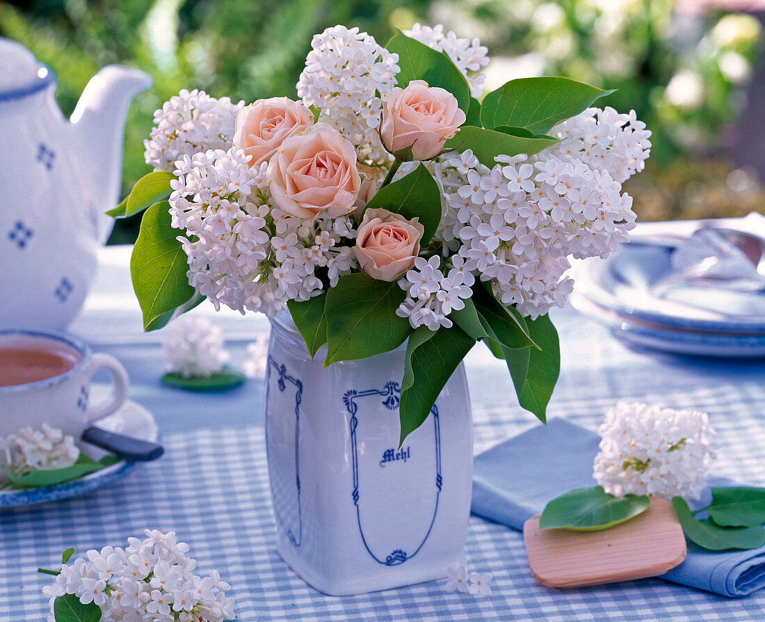 Strauß aus Syringa (Flieder), Rosa (Rosen) in zweckentfremdeter Porzellandose