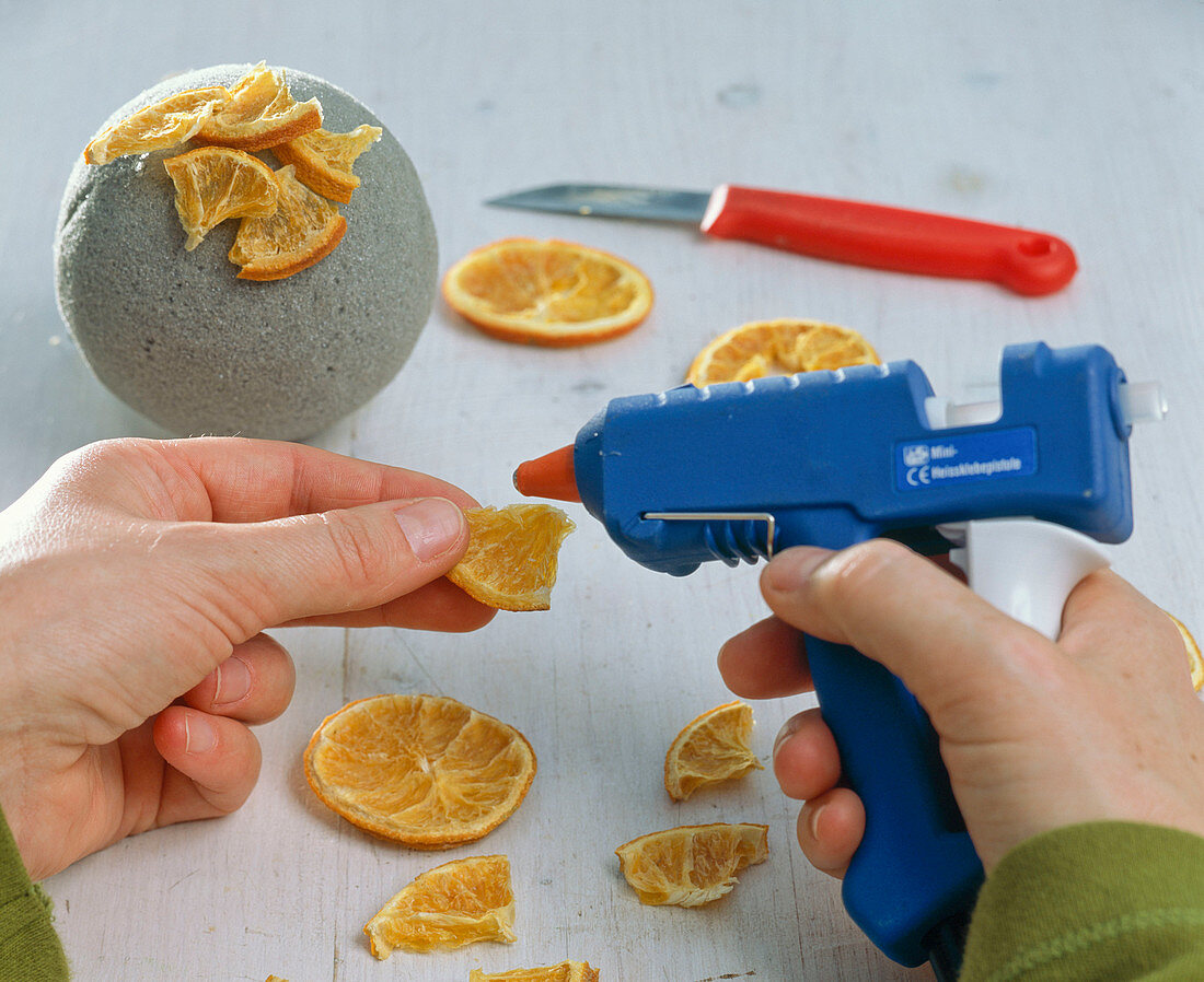 Kugeln mit Orangenstücken in Goldtöpfen: 2/3