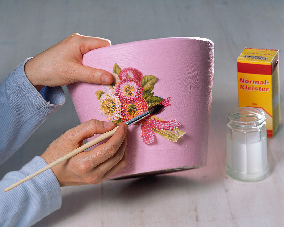 Bellis in pots with napkin technique (4/5)