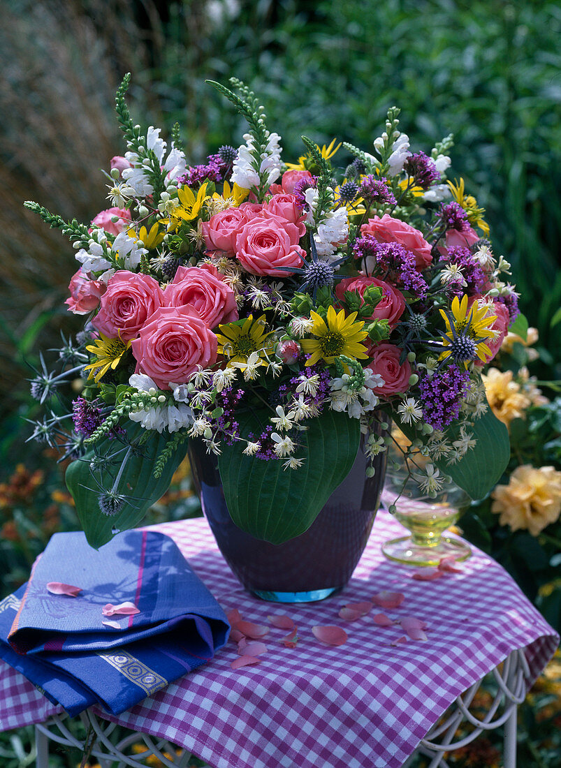 Strauß aus Rosa (Rosen), Verbena (Eisenkraut), Clematis (Waldrebe)