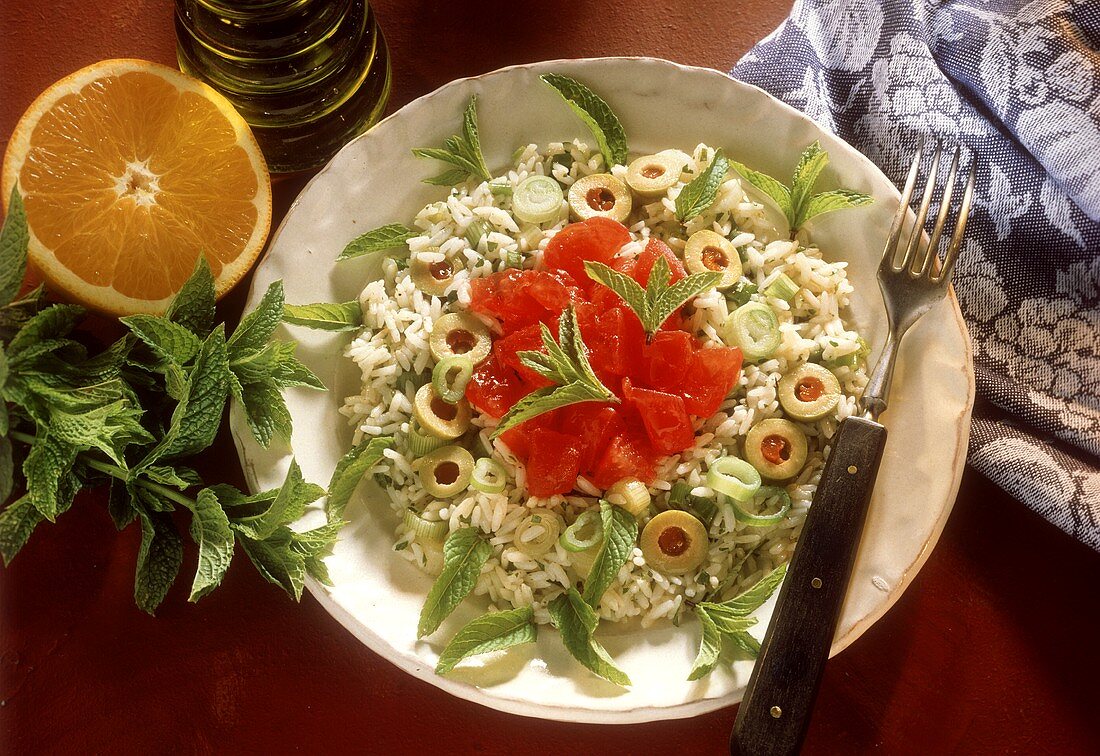 Reissalat mit Tomaten, Kräutern & grünen Oliven, Deko: Minze