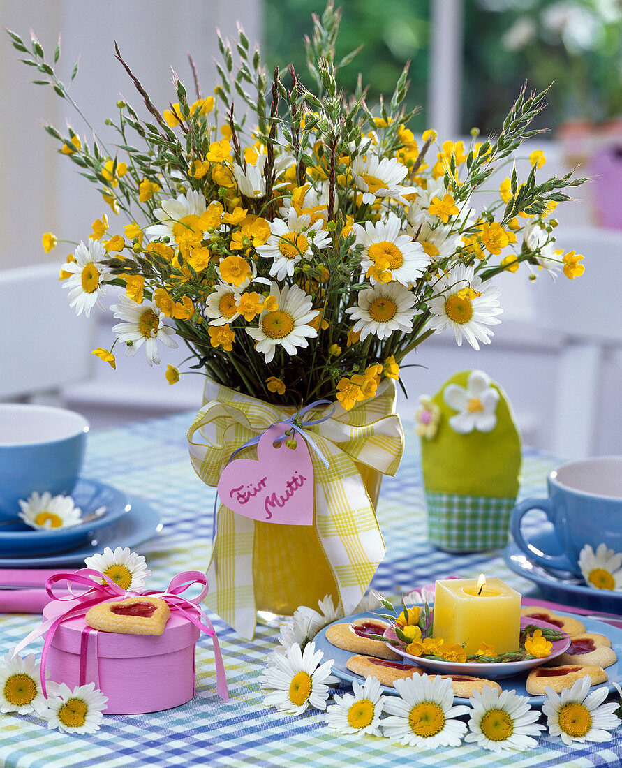 Strauß aus Leucanthemum (Margeriten), Ranunculus (Hahnenfuß)