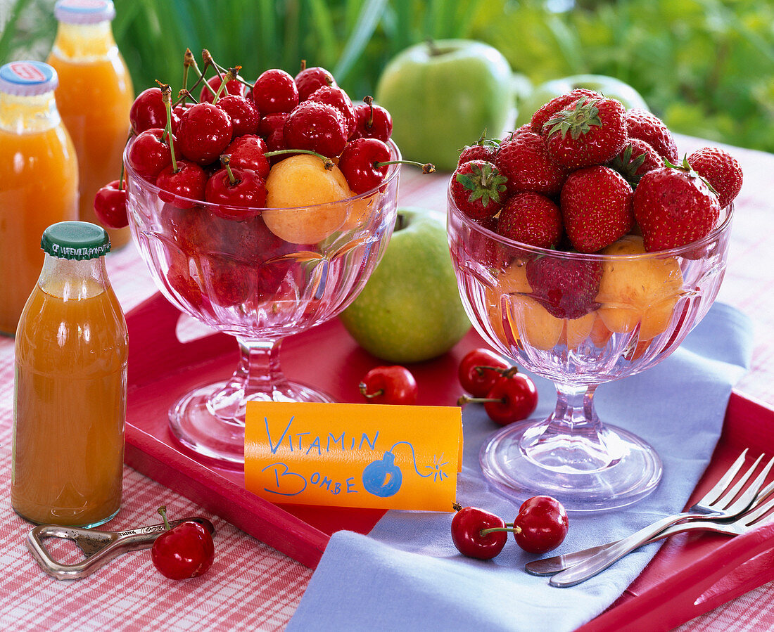 Schalen mit Prunus (Kirschen, Aprikosen), Fragaria (Erdbeeren)