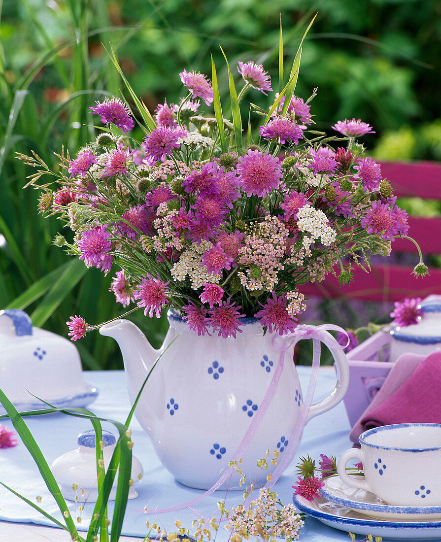 Strauß aus Knautia (Witwenblume), Achillea (Schafgarbe), Gräsern