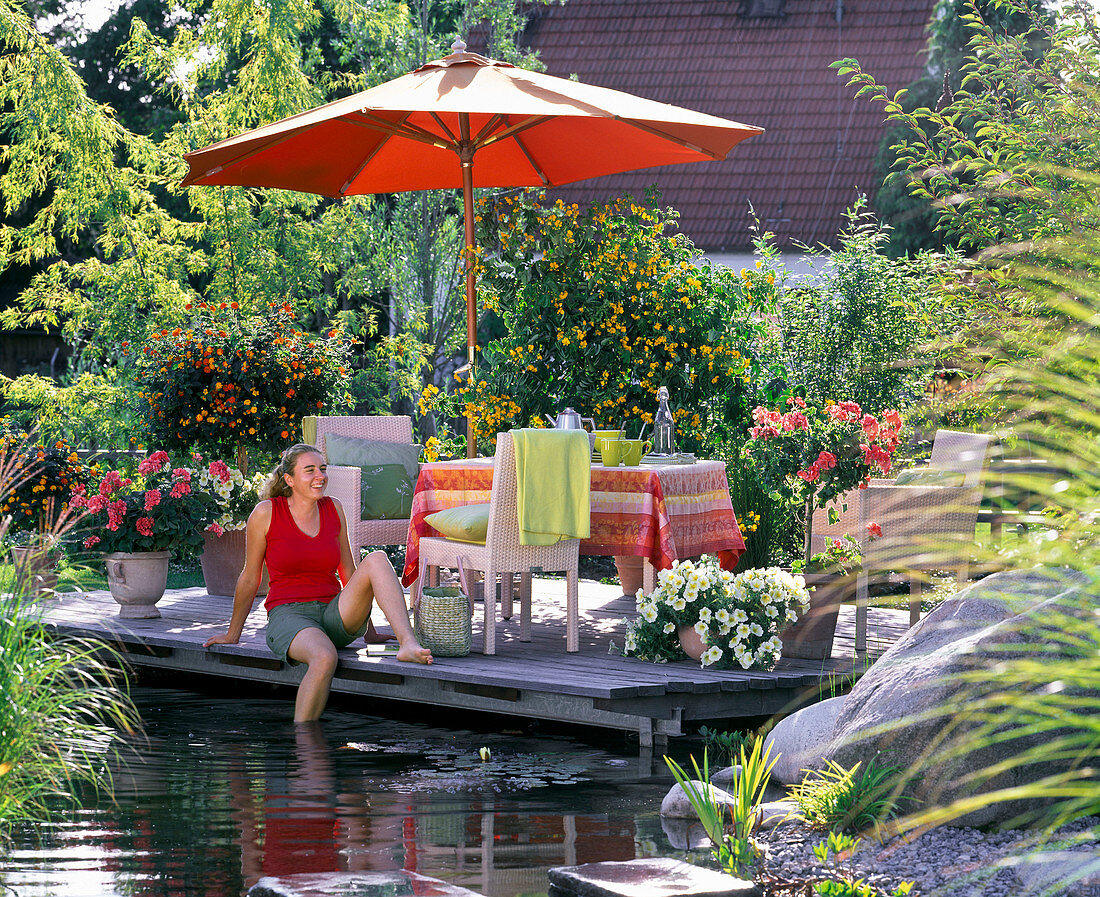 Terrasse aus Lärchenholz am Teich