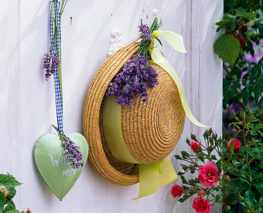 Lavandula bouquet, straw hat, heart with message 'Willkommen'