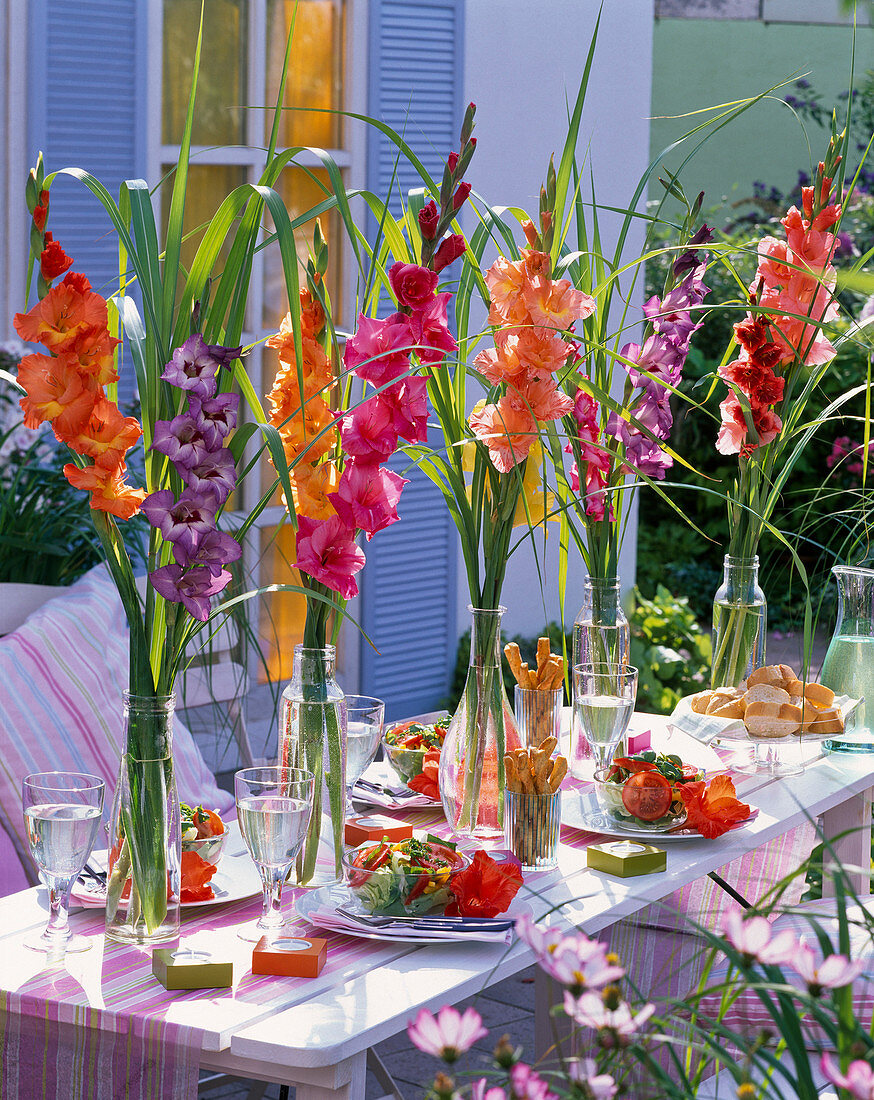 Sträuße aus Gladiolus (Gladiolen) und Miscanthus (Chinaschilf)