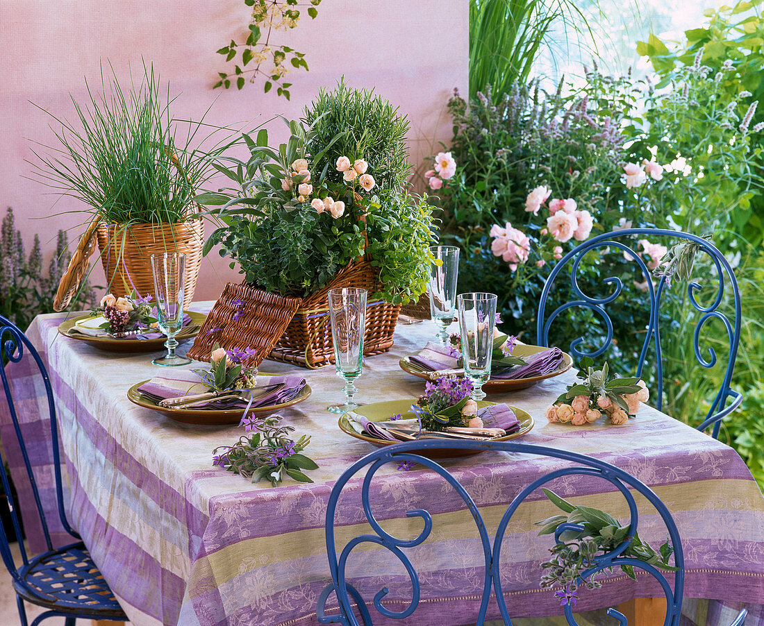 Tischdeko mit Kräutern und Rosen