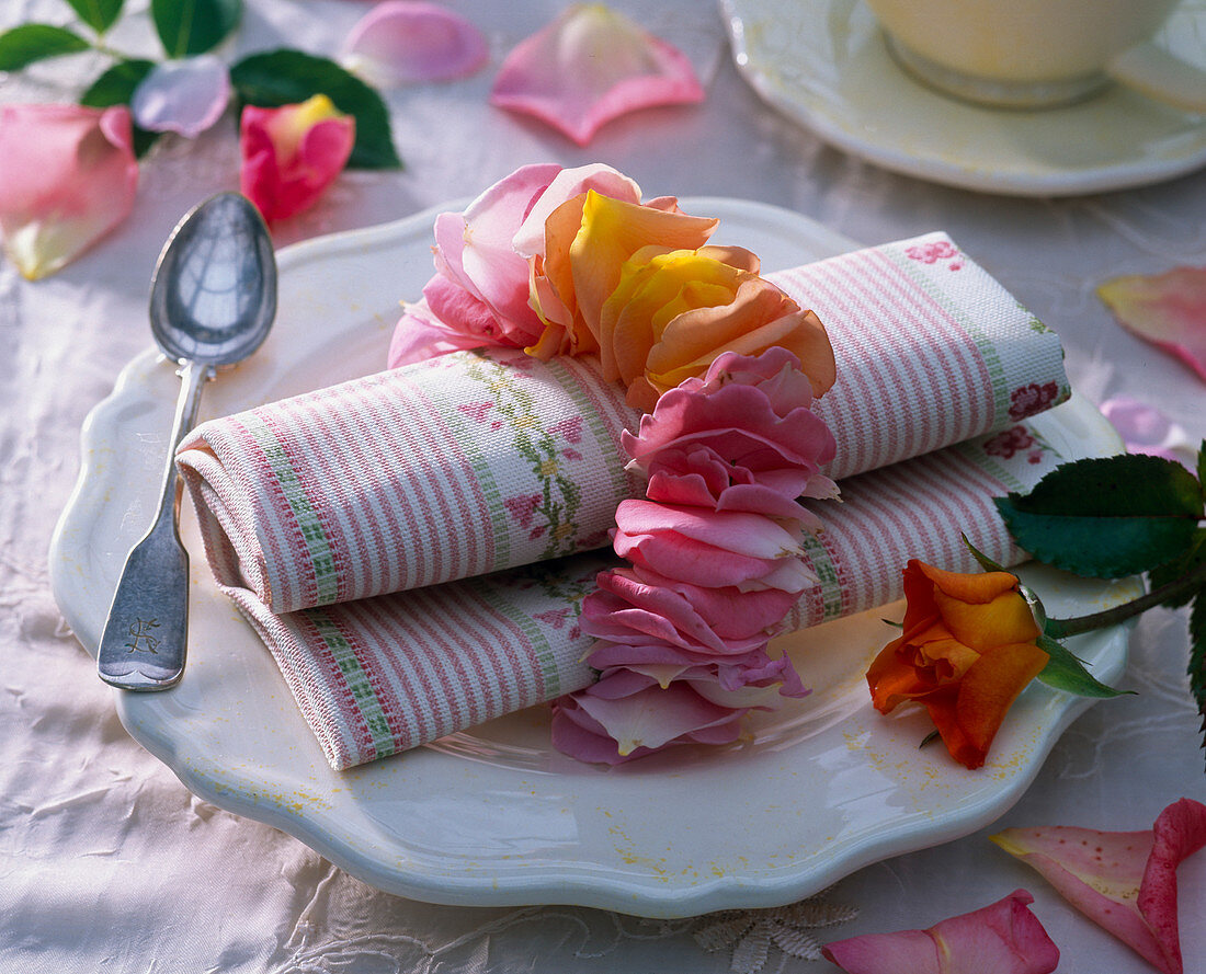 Pink (roses), napkin ring made of threaded petals