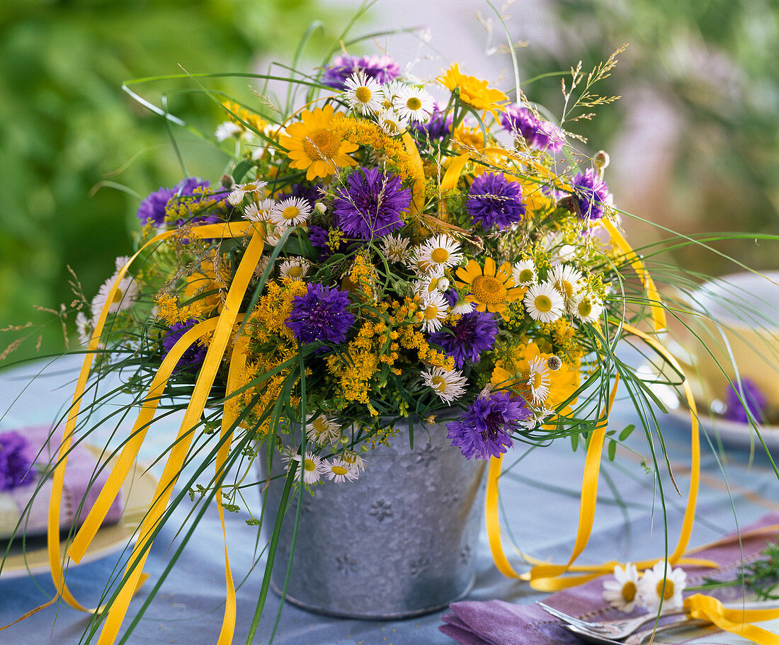 Strauß aus Centaurea (Kornblumen), Solidago (Goldrute), Erigeron