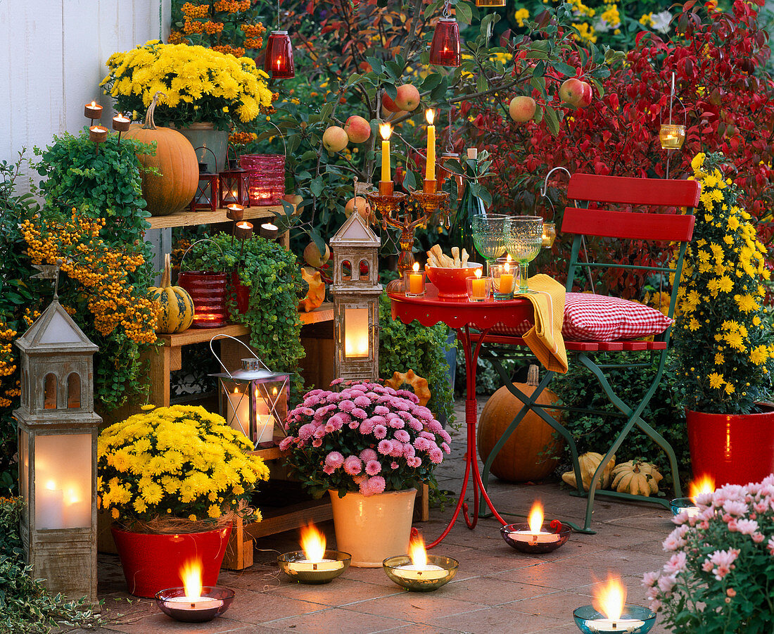 Herbstliche Abendterrasse mit Laternen und Kerzen