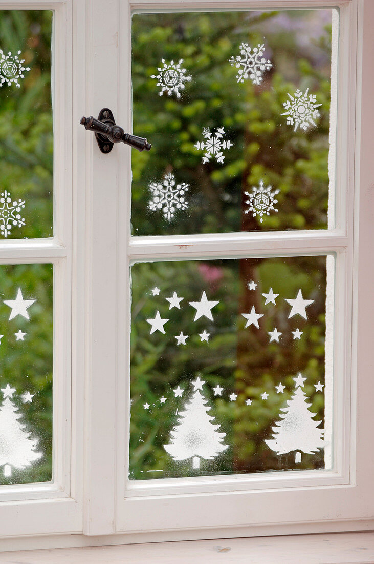 Fensterdekoration mit Schneespray und … – Bild kaufen – 12146603 ❘  Gartenbildagentur Friedrich Strauss