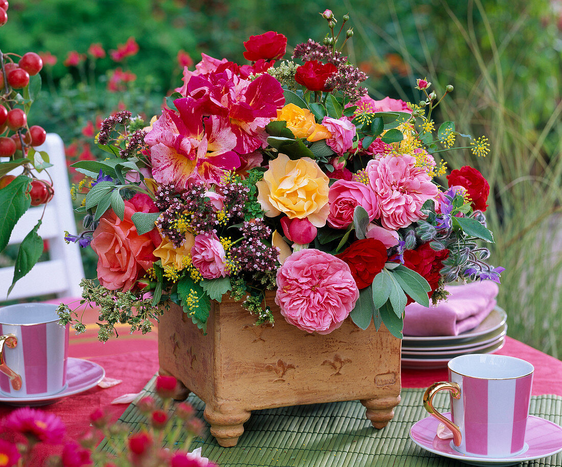 Bouquet of Rosa (roses), Origanum (oregano), Foeniculum (fennel), Borago